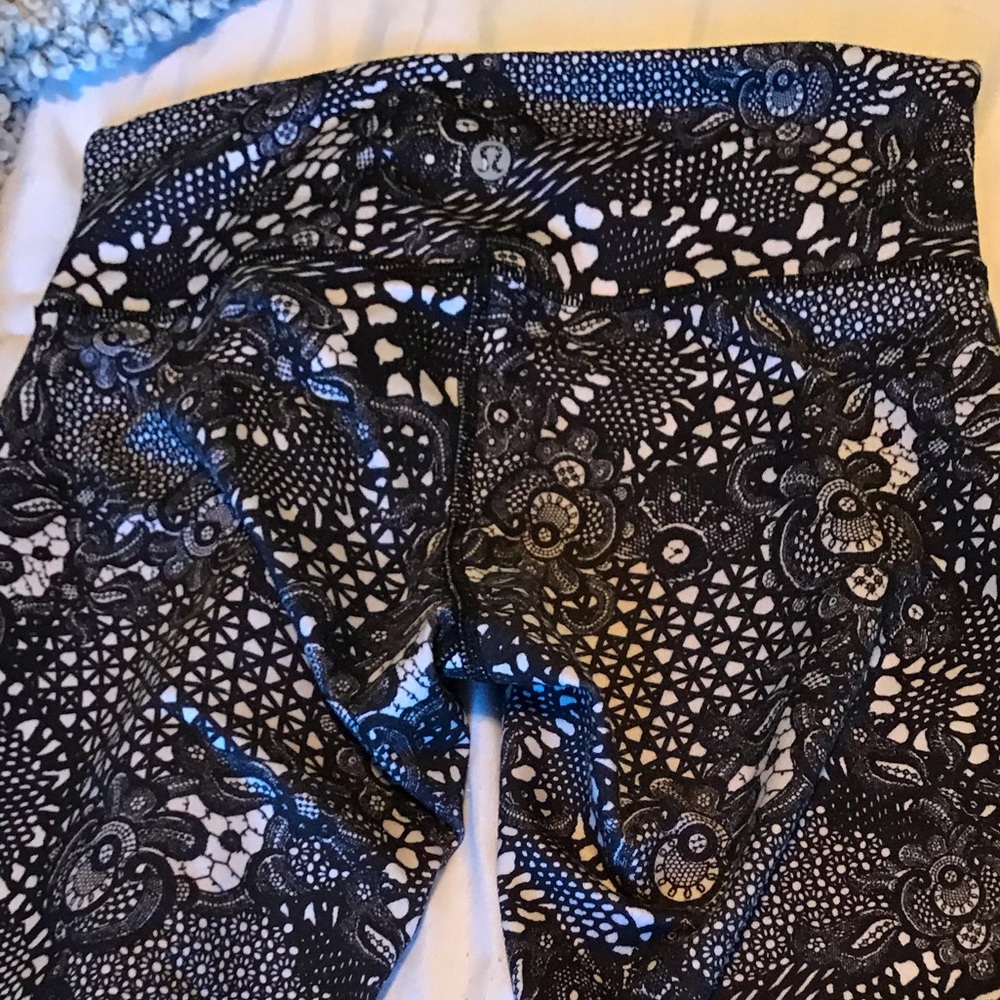 lulu lemon leggings slightly cropped